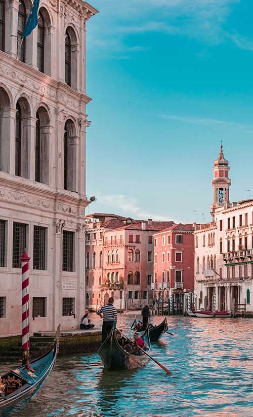 Venedig - Wasserstraße in einer Gasse